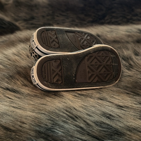 Converse all star girls size 5 low top leopard print converse w/ Velcro - Picture 2 of 5